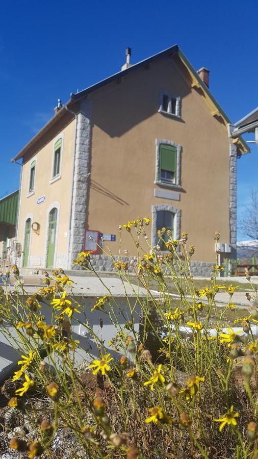 Loft mansardé du train jaune avec vue sur les montagnes Saillagouse Esterno foto