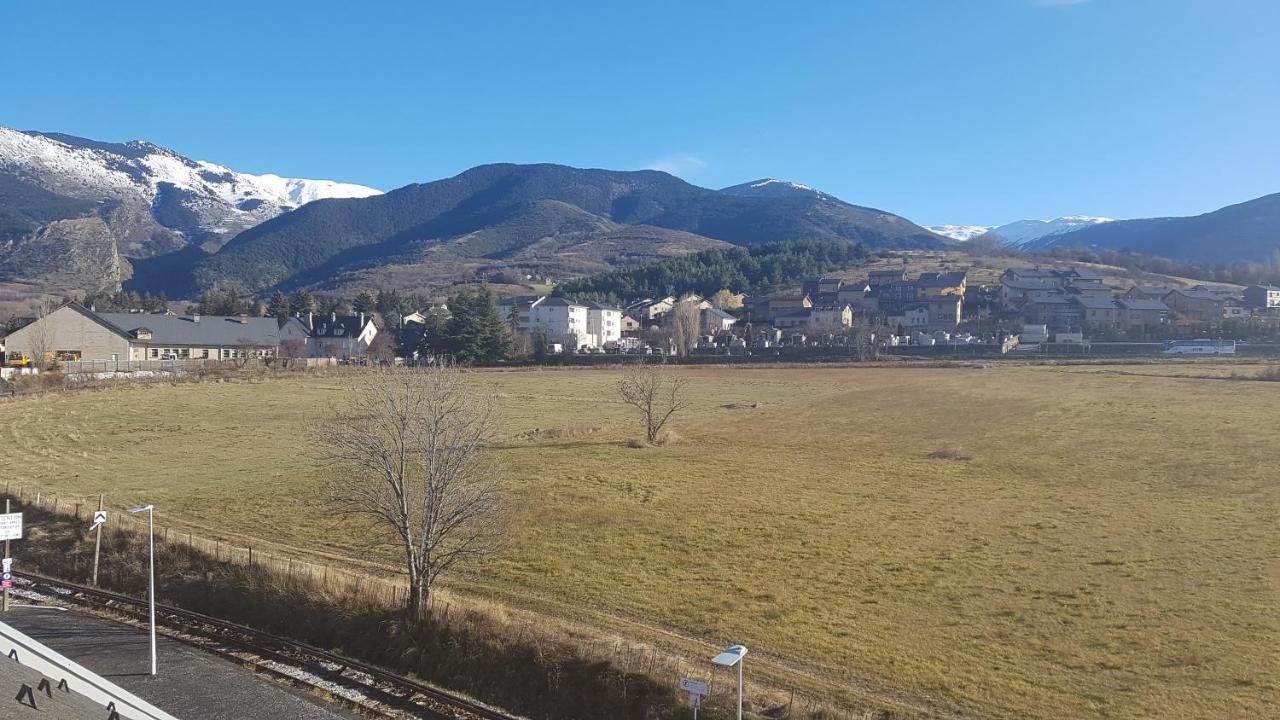 Loft mansardé du train jaune avec vue sur les montagnes Saillagouse Esterno foto